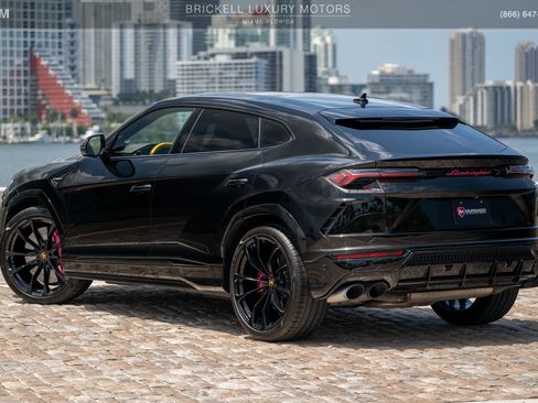 Used 2022 Lamborghini Urus AWD/4WD image 12
