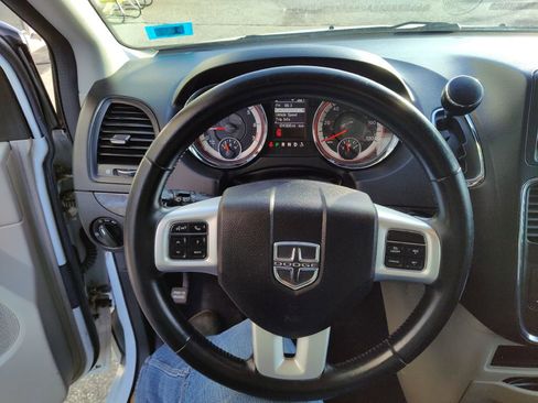 Used 2018 Dodge Grand Caravan SE w/ UConnect Hands-Free Group image 28