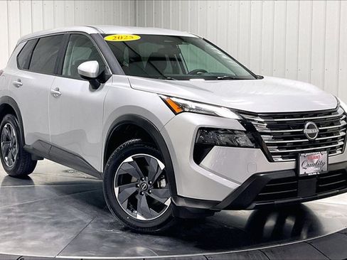 Used 2025 Nissan Rogue SV FWD image 3