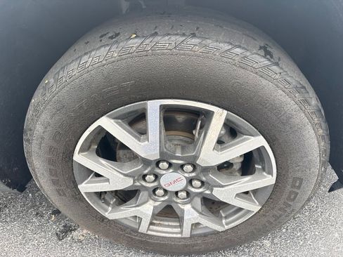 Used 2023 GMC Acadia SLE w/ Driver Convenience Package FWD image 9