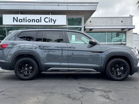 New 2025 Volkswagen Atlas Peak Edition SE image 4