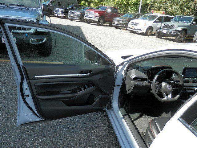 Used 2024 Nissan Altima 2.5 SR FWD image 14