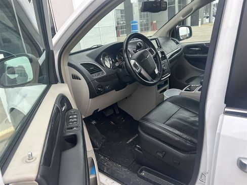 Used 2016 Chrysler Town & Country Touring-L w/ Driver Convenience Group image 3