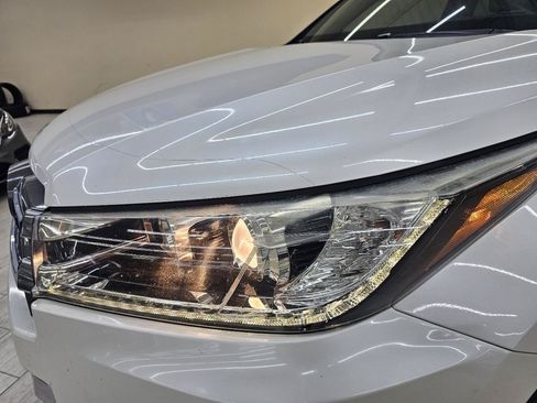 Used 2019 Toyota Highlander Limited Platinum FWD image 10