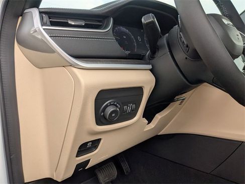 New 2025 Jeep Grand Cherokee Limited image 16