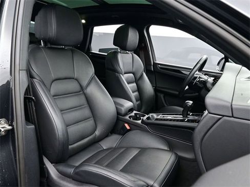 Used 2025 Porsche Macan image 24