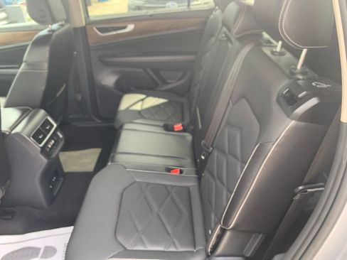 Used 2025 Volkswagen Atlas SE AWD/4WD image 18