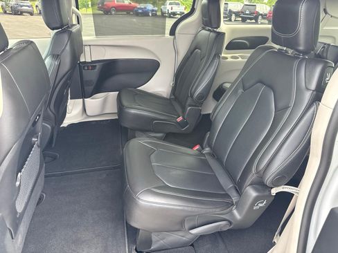 Used 2024 Chrysler Pacifica Touring-L FWD image 6