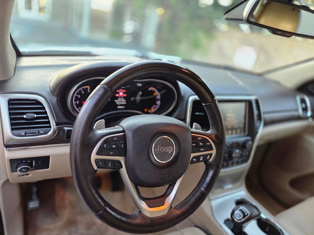 Used 2015 Jeep Grand Cherokee Overland w/ Advanced Technology Group AWD/4WD image 31