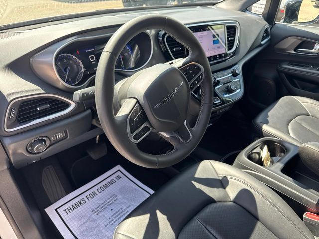 Used 2025 Chrysler Pacifica Select FWD image 12