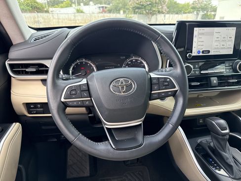 Certified 2024 Toyota Highlander XLE FWD image 11