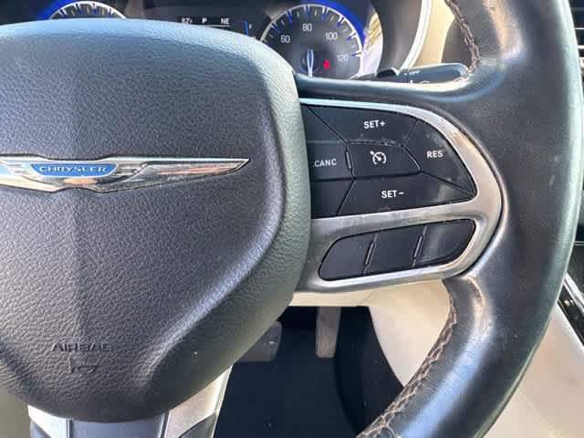 Used 2018 Chrysler Pacifica Touring-L w/ Premium Audio Group FWD image 13