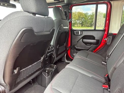 Used 2025 Jeep Wrangler Unlimited Rubicon AWD/4WD image 15