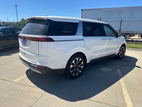 Used 2022 Kia Carnival EX FWD image 4
