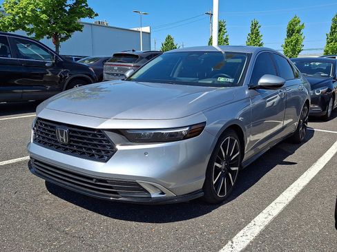 Used 2023 Honda Accord Touring image 2