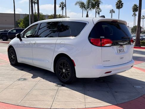 Used 2022 Chrysler Voyager LX image 6