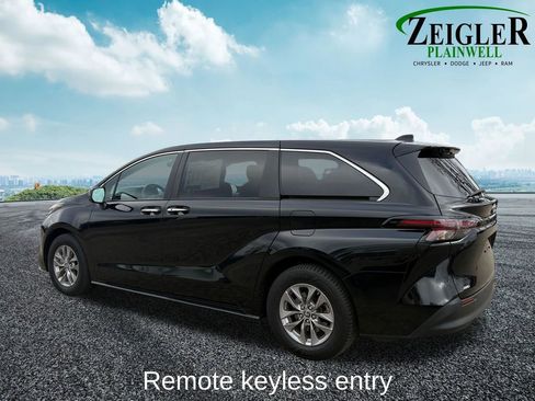 Used 2023 Toyota Sienna XLE image 4