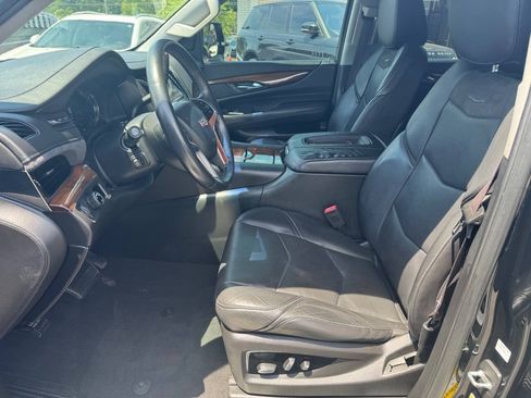 Used 2017 Cadillac Escalade ESV Luxury RWD image 5