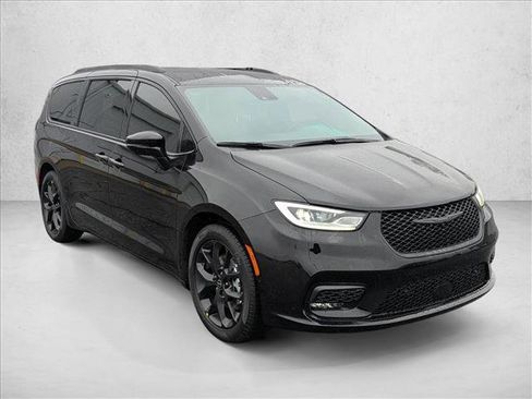New 2026 Chrysler Pacifica Select image 3