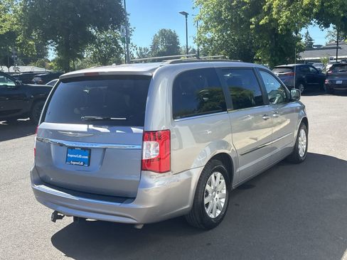 Used 2015 Chrysler Town & Country Touring FWD image 5