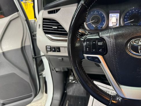 Used 2018 Toyota Sienna XLE Premium image 23
