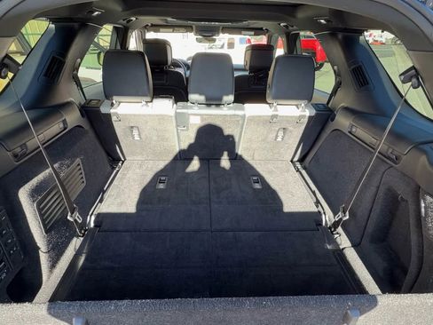 Used 2023 Land Rover Discovery Metropolitan Edition image 3