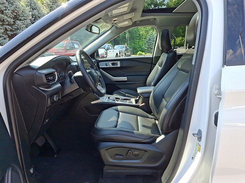 Used 2024 Ford Explorer XLT w/ Equipment Group 202A AWD/4WD image 3