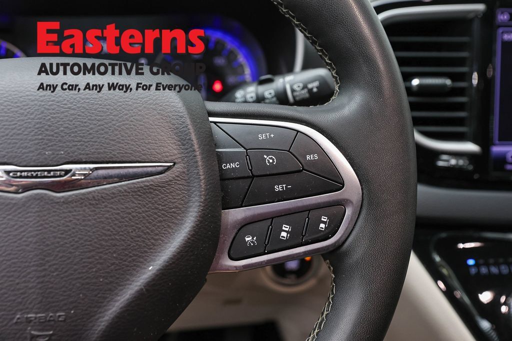Used 2023 Chrysler Pacifica Touring-L FWD image 18