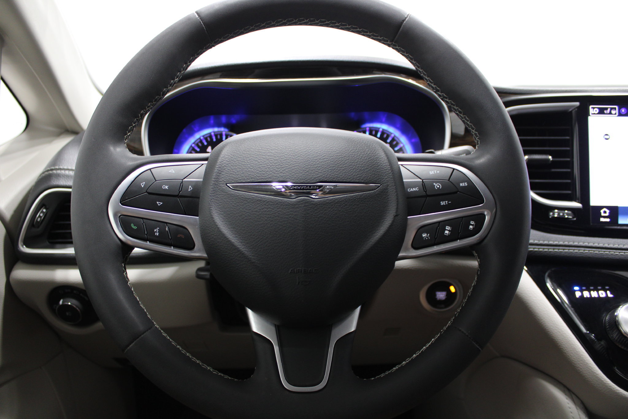 Used 2023 Chrysler Pacifica Limited FWD image 32