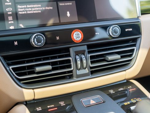 Certified 2026 Porsche Macan image 20