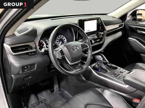 Certified 2025 Toyota Highlander XLE AWD/4WD image 18