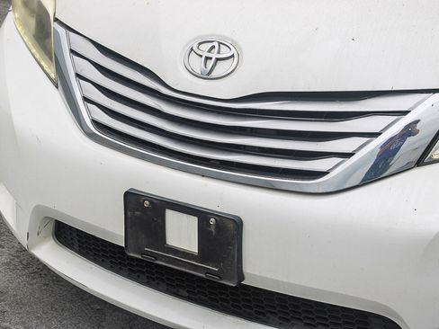 Used 2017 Toyota Sienna Limited image 7
