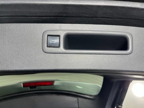 Used 2022 Toyota Highlander LE FWD image 14
