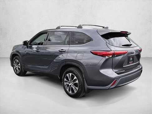 Used 2020 Toyota Highlander XLE AWD/4WD image 8