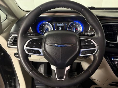 Used 2022 Chrysler Voyager LX FWD image 23