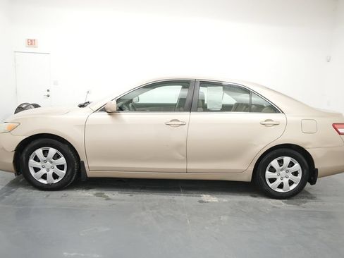 Used 2010 Toyota Camry LE FWD image 4