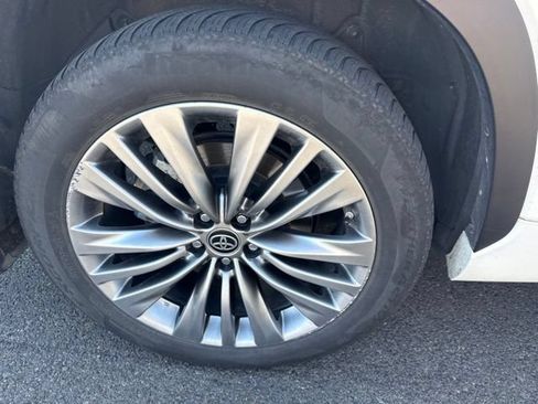 Used 2020 Toyota Highlander Platinum AWD/4WD image 12