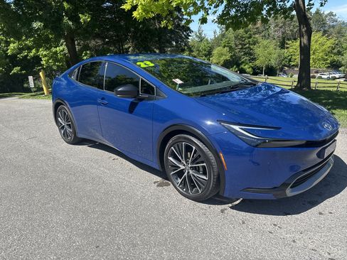 Used 2023 Toyota Prius XLE FWD image 1