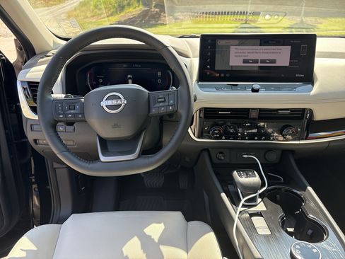 Used 2025 Nissan Rogue SL w/ SL Premium Package image 22