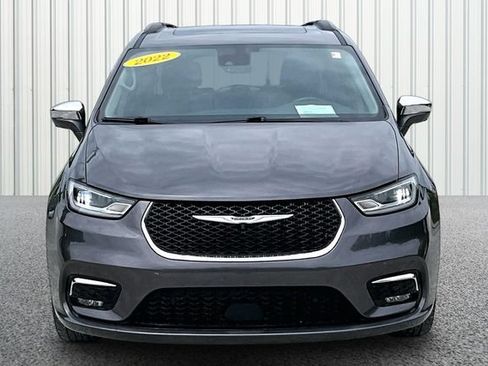 Used 2022 Chrysler Pacifica Limited w/ Uconnect Theater Family Group FWD image 3