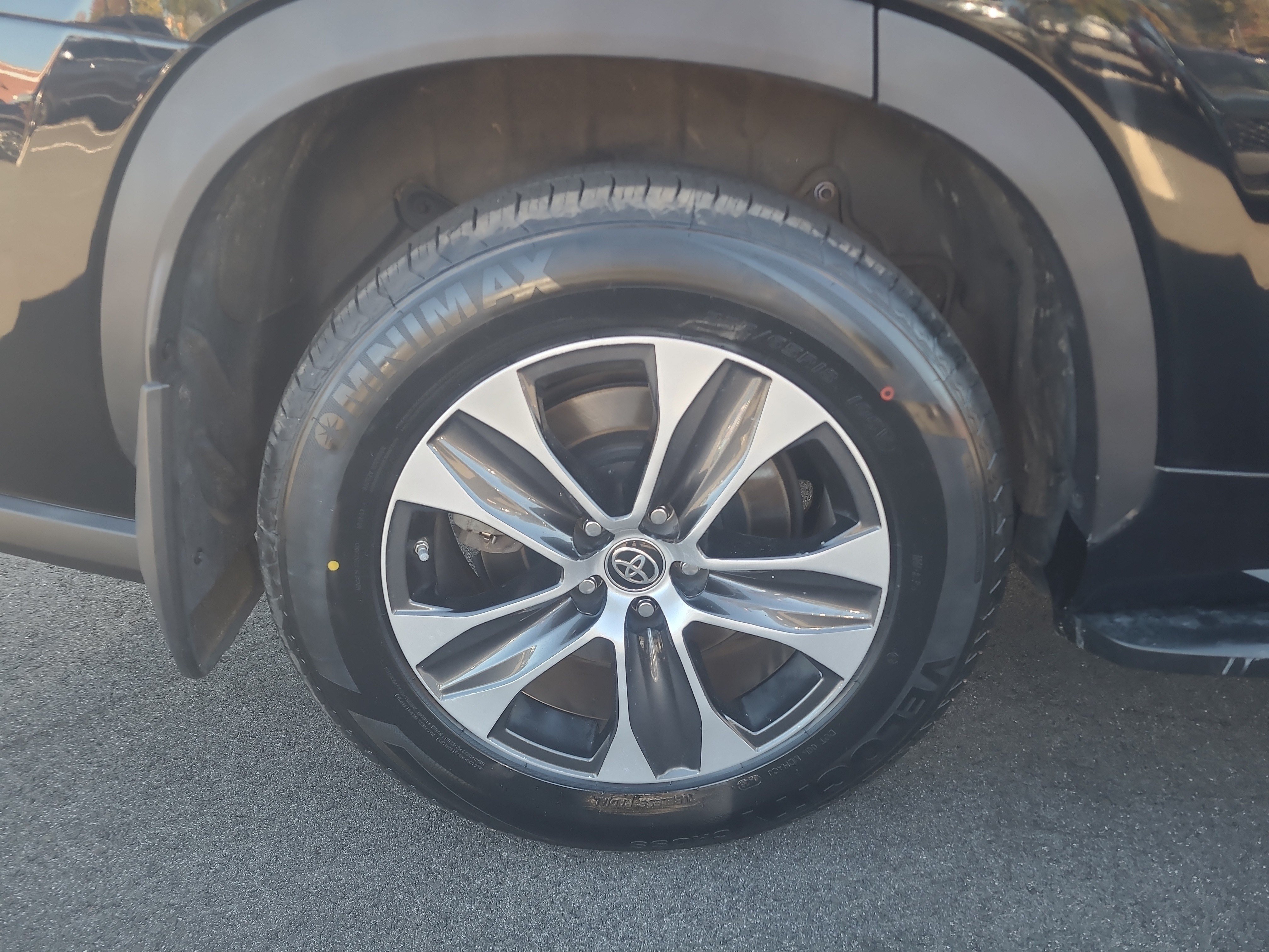 Used 2023 Toyota Highlander XLE AWD/4WD image 11
