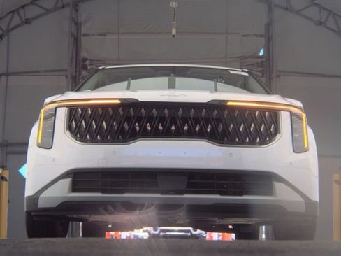 Used 2025 Kia Carnival image 2