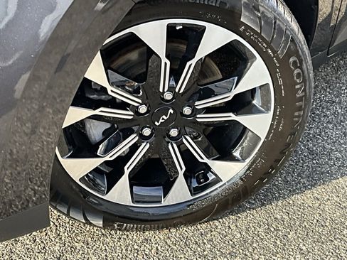 Used 2024 Kia Carnival EX image 2