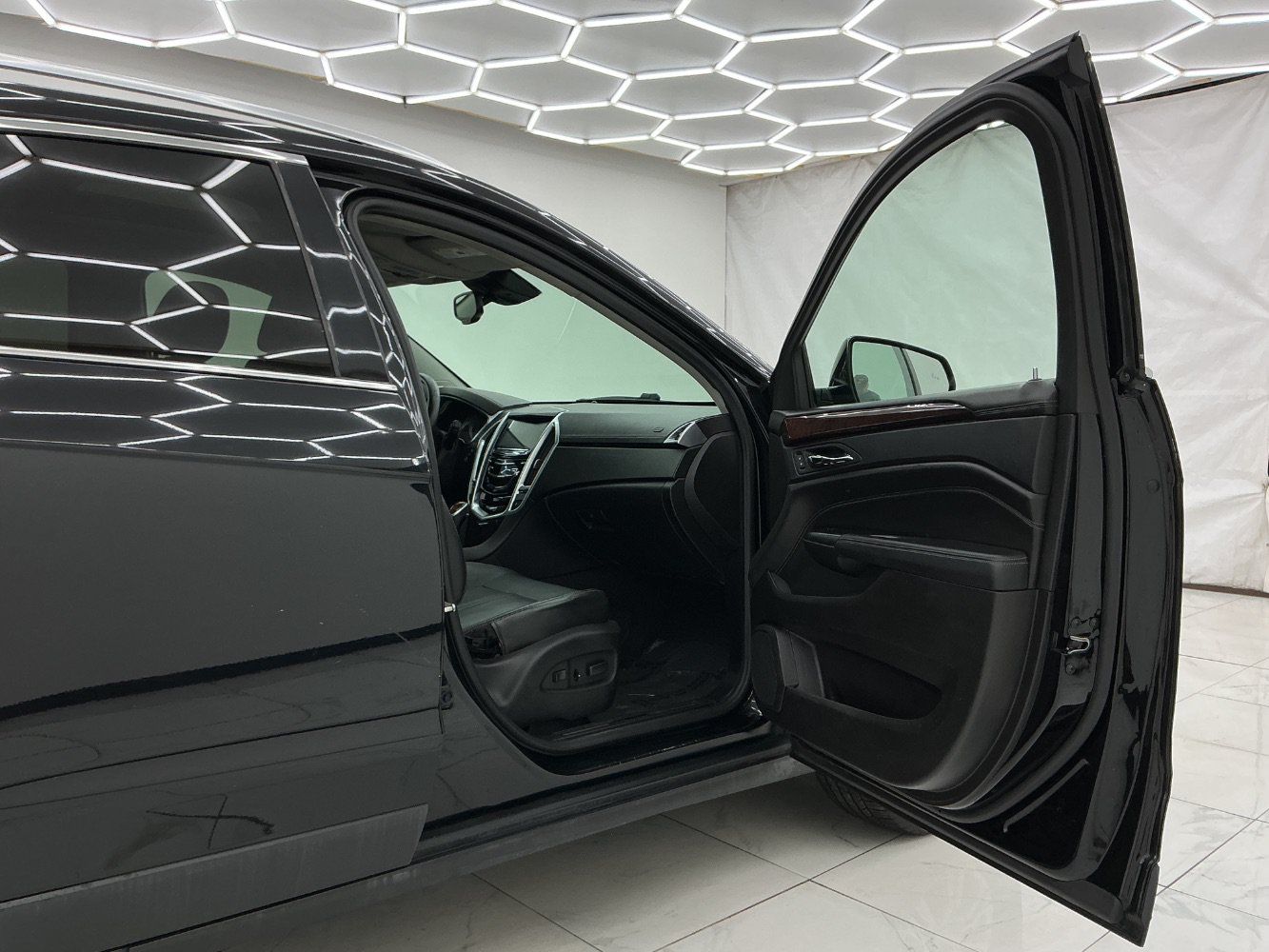 Used 2016 Cadillac SRX Luxury w/ Driver Awareness Package AWD/4WD image 17