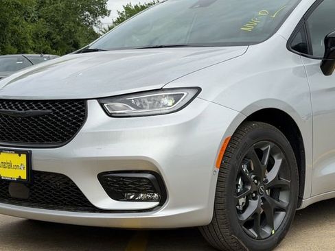 New 2026 Chrysler Pacifica Limited image 8