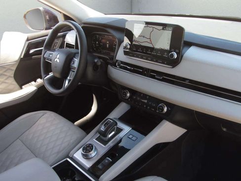 Used 2025 Mitsubishi Outlander SEL AWD/4WD image 10