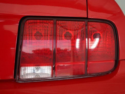 Used 2006 Ford Mustang Convertible RWD image 46