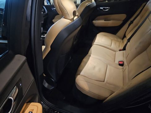 Used 2020 Volvo XC60 T6 Momentum w/ Premium Package image 13