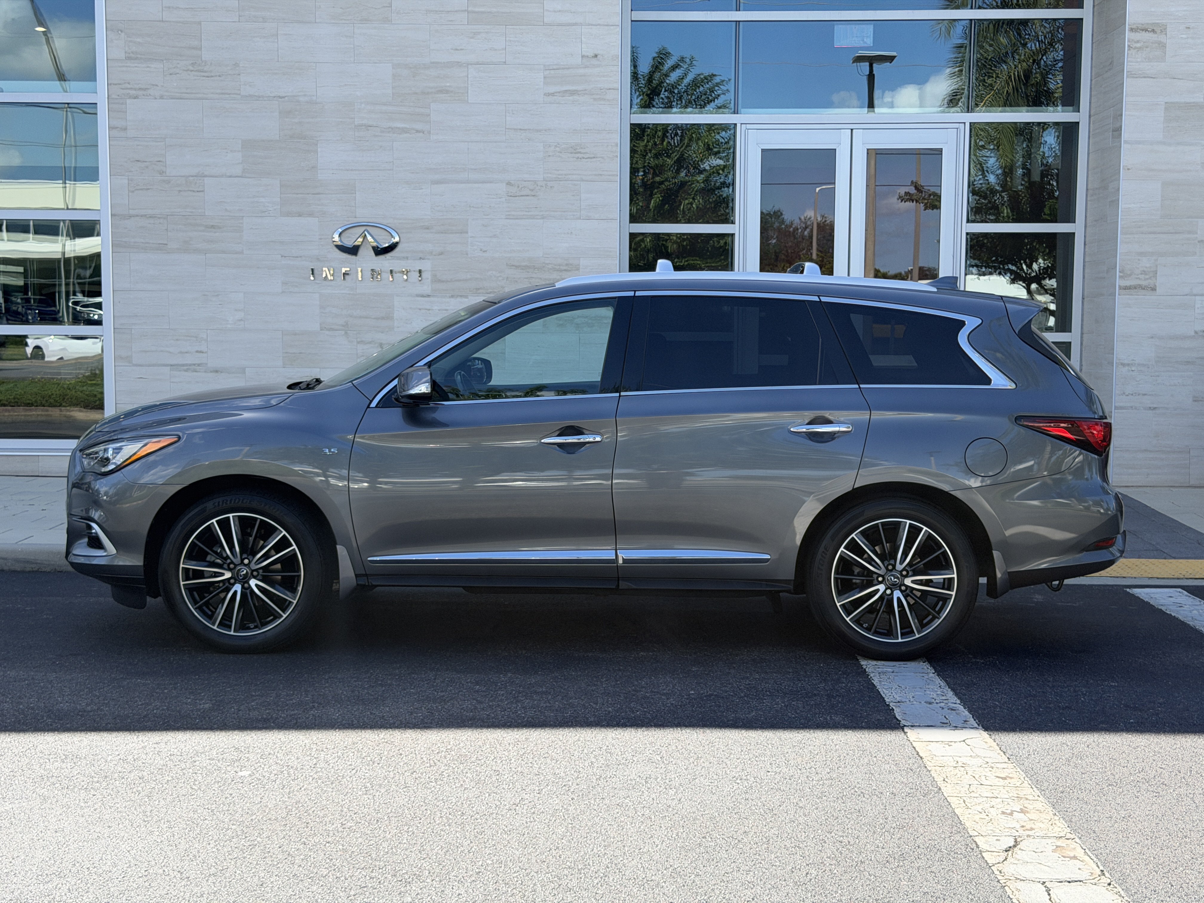 Used 2016 INFINITI QX60 FWD w/ Deluxe Technology Package image 4