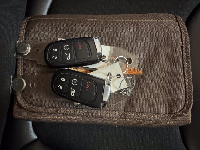 Used 2019 Jeep Cherokee Latitude Plus w/ Comfort/Convenience Group FWD image 27